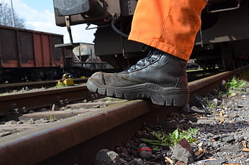persona, indossare, nero, stivali da combattimento in pelle, passo, rotaie, scarpe da lavoro, rotaia, traccia, sembrava testa, carri merci