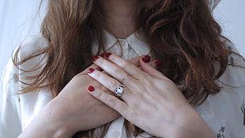 hænder, bryst, pige, mennesker, fingre, ring, hår, armbånd, søm, polere, rød