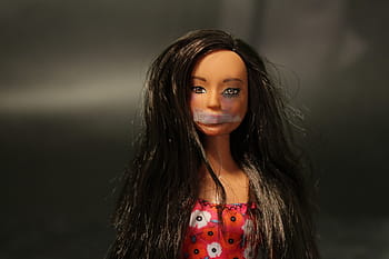 selectief, focus fotografie, zwartharig, barbie pop, misbruik, vrouw, pols, geweld, stilte, Barbie, Geslacht gerelateerd geweld