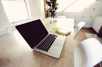 macbook, stůl, židle, pro, hnědý, dřevěný, vedle, žlutá, pokryté, rezervovat, u