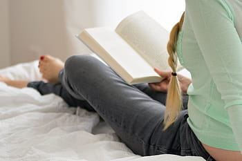 žena, sedící, lůžko, čtení knihy, ložnice, polštář, šidítko, deka, utěšit, relaxovat, lidé