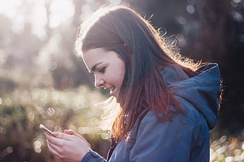 žena, nošení, modrý, bunda s kapucí, hospodářství, chytrý telefon, lidé, dívka, mobilní telefon, usměj se, bokeh