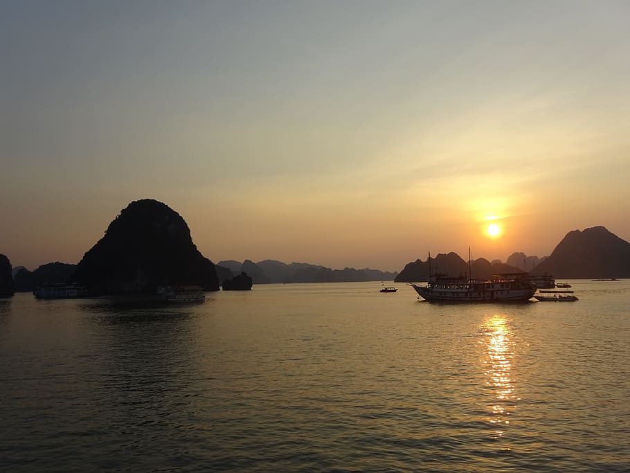 Vietnam, záliv Halong, západ slunce, výlet lodí