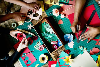 人、 ペーパーアート、 ライフスタイル、 作業、 芸術、 工芸品、 手工芸品、 花、 紙、 色、 人間の手