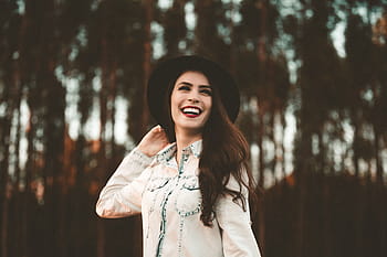usmívající se, žena, nošení, bílý, džínové bundy, selektivní, zaostřovací fotografie, lidé, dívka, sama, čepice