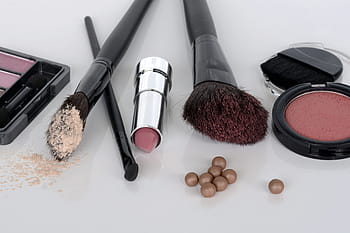 několik různých kosmetických přípravků, kosmetika, oční stíny, rouge, kartáč, rtěnka, makeup, krása, načervenalé, tváře, prášek