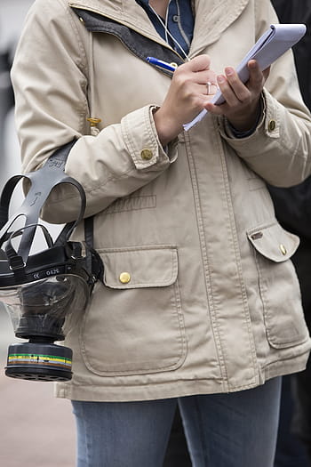 journaliste, carnet, Remarque, stylo, écrire, prendre des notes, masque à gaz, nouvelles, hiver, vêtements, l'oeuvre