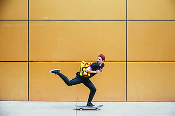 skateboardista, chodník, jezdectví, jízda na bruslích, skateboard, skateboarding, městský, batoh, muž, pohyb, venku