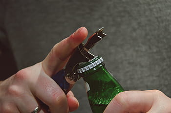 osoba otevření láhev, osoba, otevírací, láhev, použitím, otvírák, pivo, alkohol, nápoje, otvírák na láhve, ruce