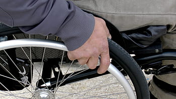 osoba, sedí, chromovaný invalidní vozík, invalidní vozík, zakázáno, osoby se sníženou pohyblivostí, muž, promenáda, ruka