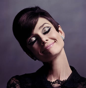motefotografi, kvinne, iført, smokey, dobbelt, kutte opp, øyenskygge i øynene, rosa naken leppestift, kort, fotografering, Audrey Hepburn