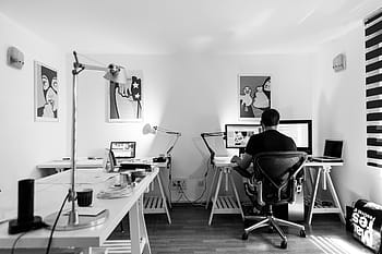 grijswaardenfoto, man, gebruik makend van, computer, kantoor, werk, bureau, werkplaats, binnen-, bedrijf