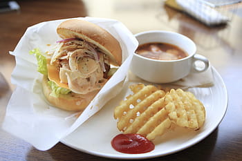 hamburguesas y papas fritas, comida, sándwich, papa, salsa de tomate, salsa, aderezo, hojas, queso, verde, vegetales