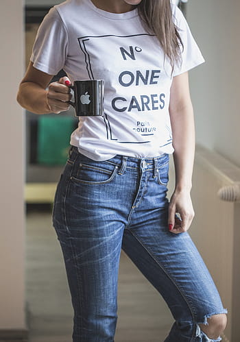 Frau, tragen, Weiß, Hemd, Blau, Jeans, halten, schwarz, Keramik, Kaffeebecher, Apple-Logo