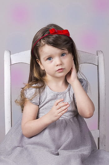 dívka, šedá, šaty s víčkem, sedící, židle, dítě, portrét, malá holka, dětství, fotografie, hezky