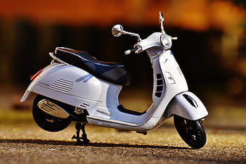 blanc, automatique, modèle moulé sous pression de scooter, sol, vespa, rouleau, mécanicien, figure, marrant, scooter de moteur, rétro