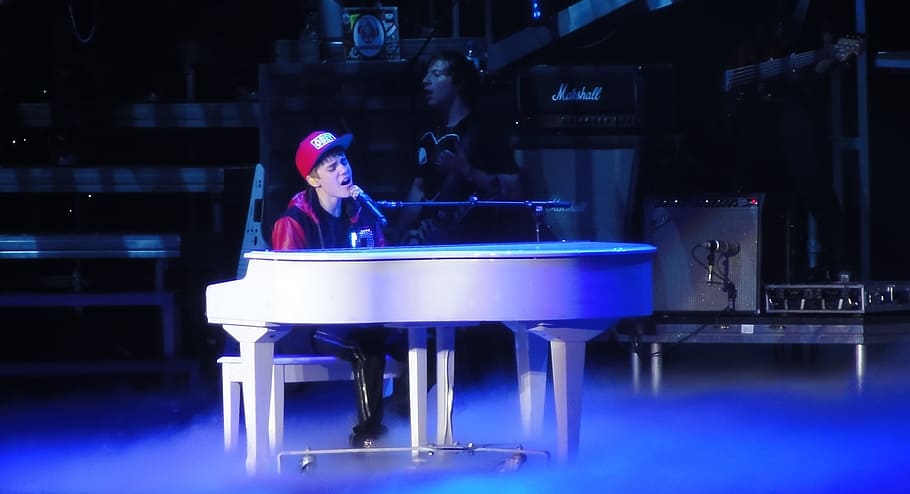 Justin Bieber, hraní, klavír, zpěv, zpěvák, konferenciér, koncert, zábava, hudba, známý, slavný