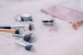 různé barvy make-up štětce, oční stíny, kartáč, udělat, stůl, krása, makeup, prášek, uvnitř, studio shot, nikdo