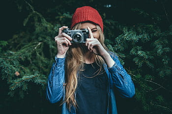 žena, nošení, modrý, džínové bundy, Červené, čepice, přijímání, fotografie, Šedá, slr fotoaparát, zelený listnatý strom