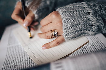 gris, suéter, tomando, notas, organizador, mujer, cuaderno, bloc de notas, calendario, escritura, mano humana