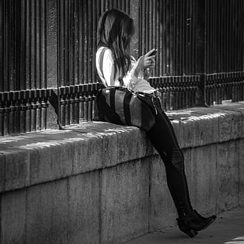 Kadın, kullanma, akıllı telefon, yatık, duvar, Paris, sokak, jardin du luxembourg, genç kadın, perspektif, KADIN