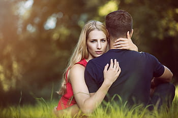 muž, žena, sedí, zelená, travnaté hřiště, během dne, romantický, štěstí, jednotnost, spojitost, dva