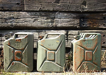 tři šedé galony, benzínový kanystr, benzín, plechovka, palivo, natankovat, plyn, energie, starý