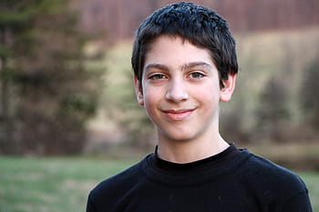 menino, vestindo, preto, camisola, sorrindo, foto, retrato, masculino, pessoa, jovem, rosto