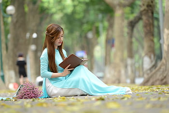 ผู้หญิงกำลังอ่าน, สีน้ำตาล, ปา, หนังสือ, สาว, ภาพเหมือน, เอเชีย, สาวสวย, สวย, รอยยิ้มที่มีเสน่ห์, เสื้อโค้ทยาว