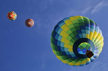 niedrig, Winkelsicht, drei, heiß, Luftballons, mitte, Blau, Himmel, Heißluftballons, schwimmend, Spaß
