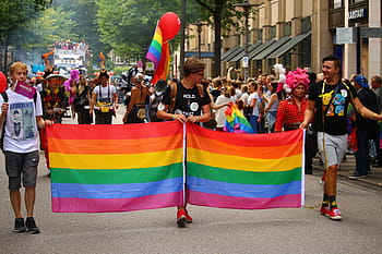 3、 男性、 ウォーキング、 道路、 開催、 lgbtフラグ、 昼間、 csd、 パレード、 ショーミー、 レインボー