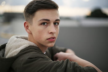 uomo, grigio, bianca, giacca con cappuccio, ragazzo, persona, ritratto, una persona, colpo alla testa, adolescente, solo un ragazzo adolescente