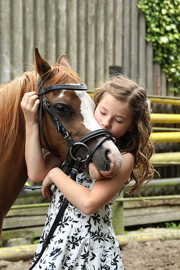 ragazza, indossare, bianca, nero, floreale, vestito, abbracciare, Marrone, testa di cavallo, giorno, pony
