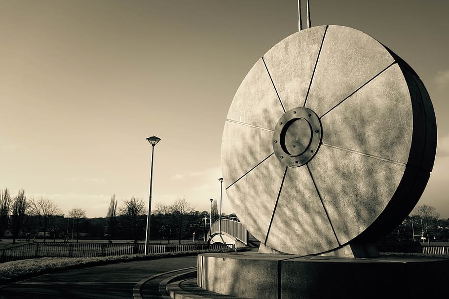exeter, μύλο πέτρα, μαύρο και άσπρο, τεχνολογία, δορυφορικό πιάτο, ραδιοφωνικός, κεραία - κεραία, παραβολή, χωρίς κόσμο, χρόνος, γκρο πλαν