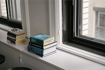 libri, davanzale, materiale di lettura, pila di libri, impostazione interna, Collezione di letteratura, Alternativa a libreria, Spot di lettura accogliente, Amante dei libri, risorse educative, Home decor