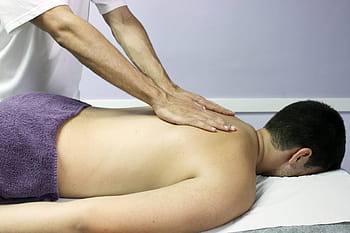 osoba, masowanie, mężczyzna, kłamstwo, łóżko, pokryty, fioletowy, ręcznik, wellness, osteopatia, terapie