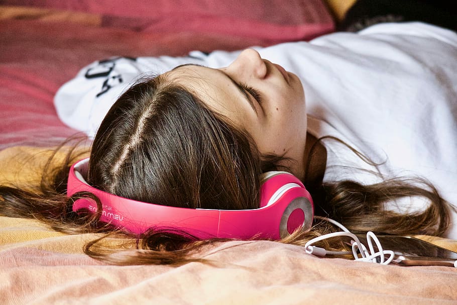 žena, nošení, sluchátka, pokládání, lůžko, dívka, relaxace, Naslouchání, hudba, zdřímnutí, dospívání