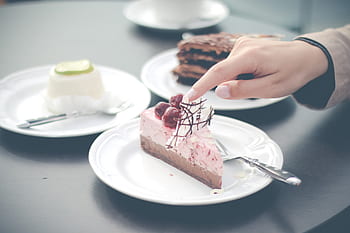 dort, jídlo, cukroví, dezert, jahoda, poleva, restaurace, deska, ruka, rozmazat