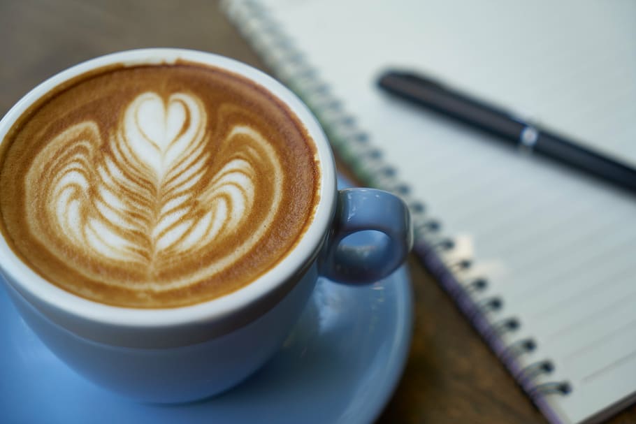 bílý, keramický, pohár, naplněné, latte, káva, pero, notebook, kofein, práce, espresso