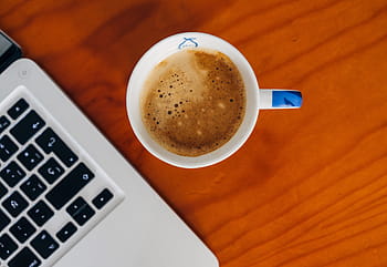 bílý, modrý, šálek, stůl, macbook, káva, džbánek, u, laptop, espresso, počítač