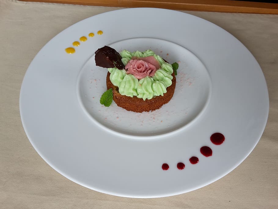 biscotto breton, crema, pistacchio, dressaggio