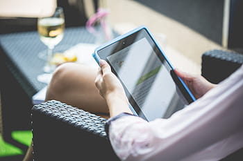 使用して、 庭、 女の子、 タブレット、 庭園、 ipad、 読書、 リラックス、 ワイン、 女性、 デジタルタブレット