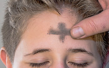 realizando, cerimônia de quarta feira de cinzas, aschermittwoch, cruz de cinzas, sinal da cruz, cruz, testa, religiosos, cristão, fé, igreja