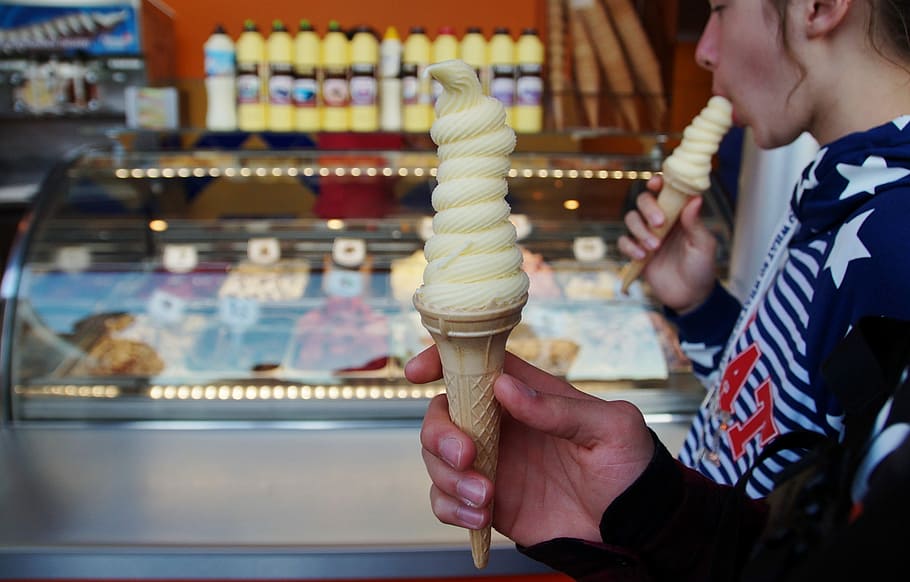 gelato americano, gelato, americano, pasticceri, cono, vaniglia, parte del corpo umano, scelta, mano umana, una persona, persone
