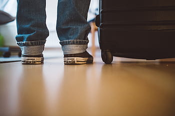 čekání letiště kufr, čekání, letiště, kufr, cestovat, lidé, lidská noha, muži, k nepoznání člověka, nízká sekce, uvnitř