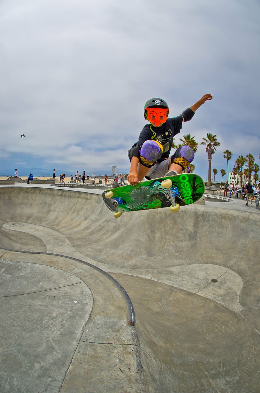 skateboard, skatepark, bruslař, chlapec, napůl potrubí, skok
