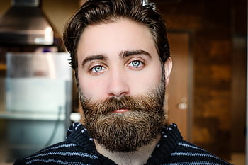 homem, vestindo, Preto, branco, crochê, topo, Tirando, foto, close-up, barba, cara