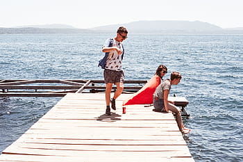 donna, Due, uomini, seduta, molo marittimo, tre, persone, mare, bacino, lago, acqua