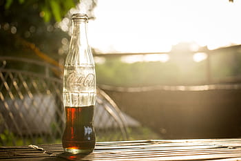 skleněná láhev coca-cola, stůl, selektivní, soustředit se, fotografie, koka, cola, láhev, Kola, společnost, napít se