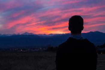 silueta, muž, stojící, venkovní, pole, hledá, západ slunce, hora, vysočina, nebe, mraky